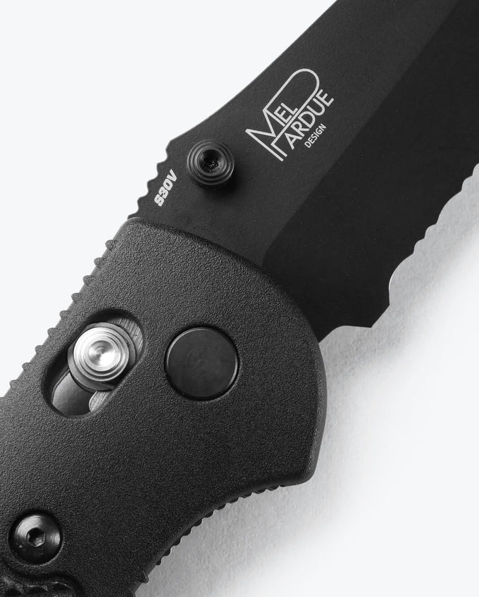 Cargue la imagen en el visor de la galería, Benchmade Griptilian® AXIS Lock Black S30V Partially Serrated (551SBK-S30V)
