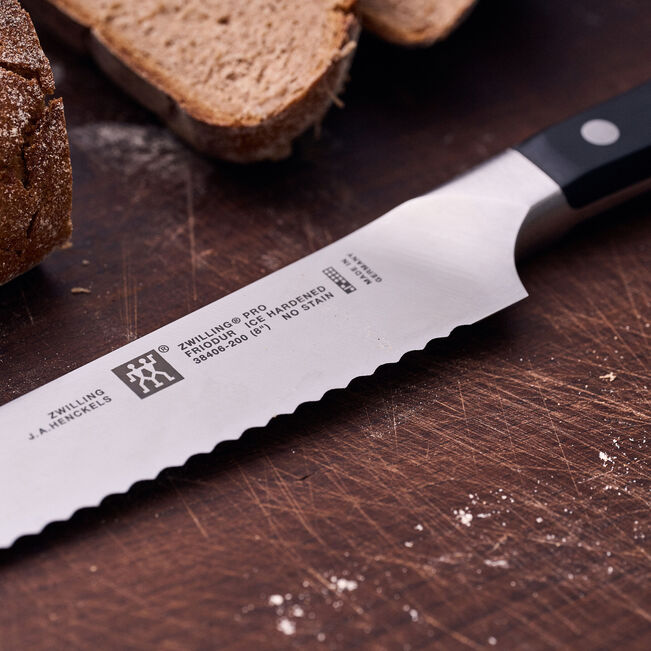 Cargue la imagen en el visor de la galería, Zwilling Pro 8&quot; Bread Knife (38406-203)
