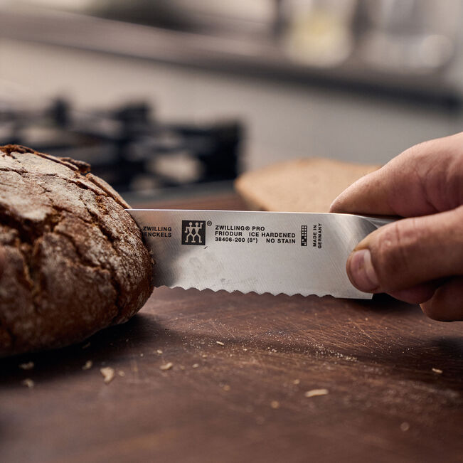 Cargue la imagen en el visor de la galería, Zwilling Pro 8&quot; Bread Knife (38406-203)
