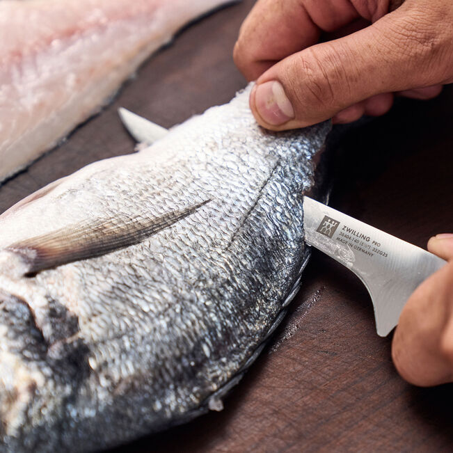 Cargue la imagen en el visor de la galería, Zwilling Pro 5.5&quot; Flexible Boning Knife (38404-143)
