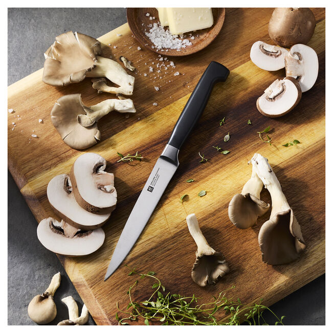 Cargue la imagen en el visor de la galería, Zwilling Four Star 5&quot; Utility Knife (1034603)
