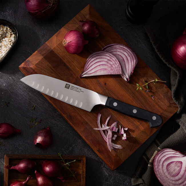 Cargue la imagen en el visor de la galería, Zwilling Pro 5.5&quot; Hollow Edge Santoku (38408-143)
