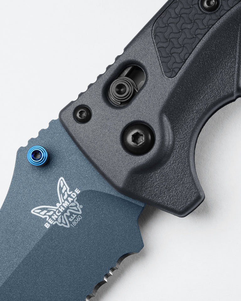 Cargue la imagen en el visor de la galería, Benchmade Adira™ AXIS® Lock MagnaCut Tempest Gray Grivory®, Partially Serrated (18060SBT-01) - COMING IN MAY!!
