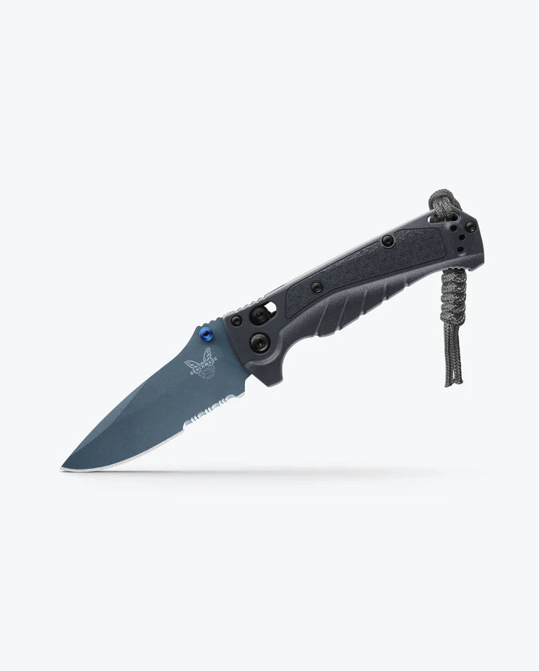 Cargue la imagen en el visor de la galería, Benchmade Mini Adira™ AXIS® Lock MagnaCut Tempest Gray Grivory®, Partially Serrated (18065SBT-01) - COMING IN MAY!!
