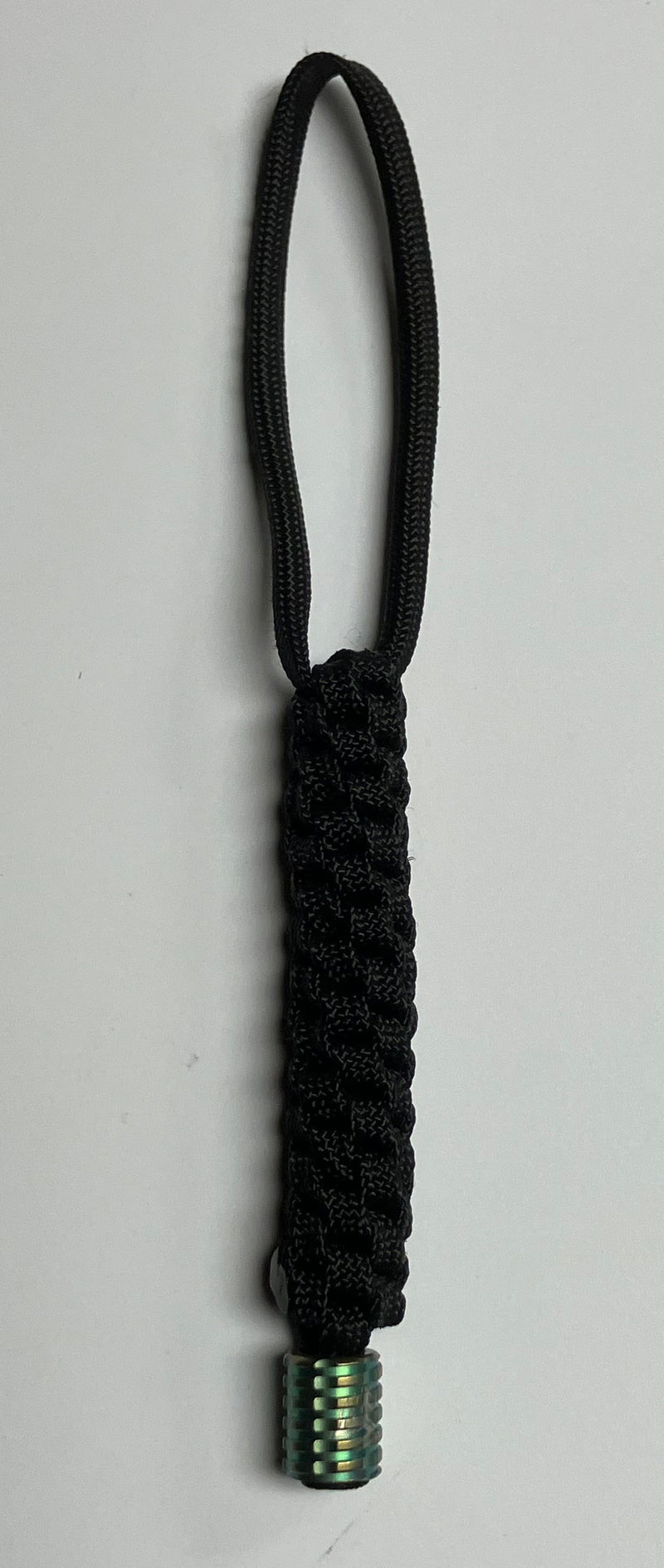 Cargue la imagen en el visor de la galería, Anchor&#39;s Knot Black 550 Paracord Spiral Knot Lanyard with Green Titanium Bead
