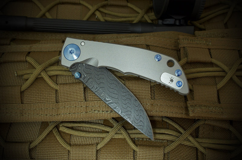 Cargue la imagen en el visor de la galería, Spartan Blades Elite Harsey Folder 3.25, Chad Nichols Damascus, Blue Ano Hardware (SF10DMBL)
